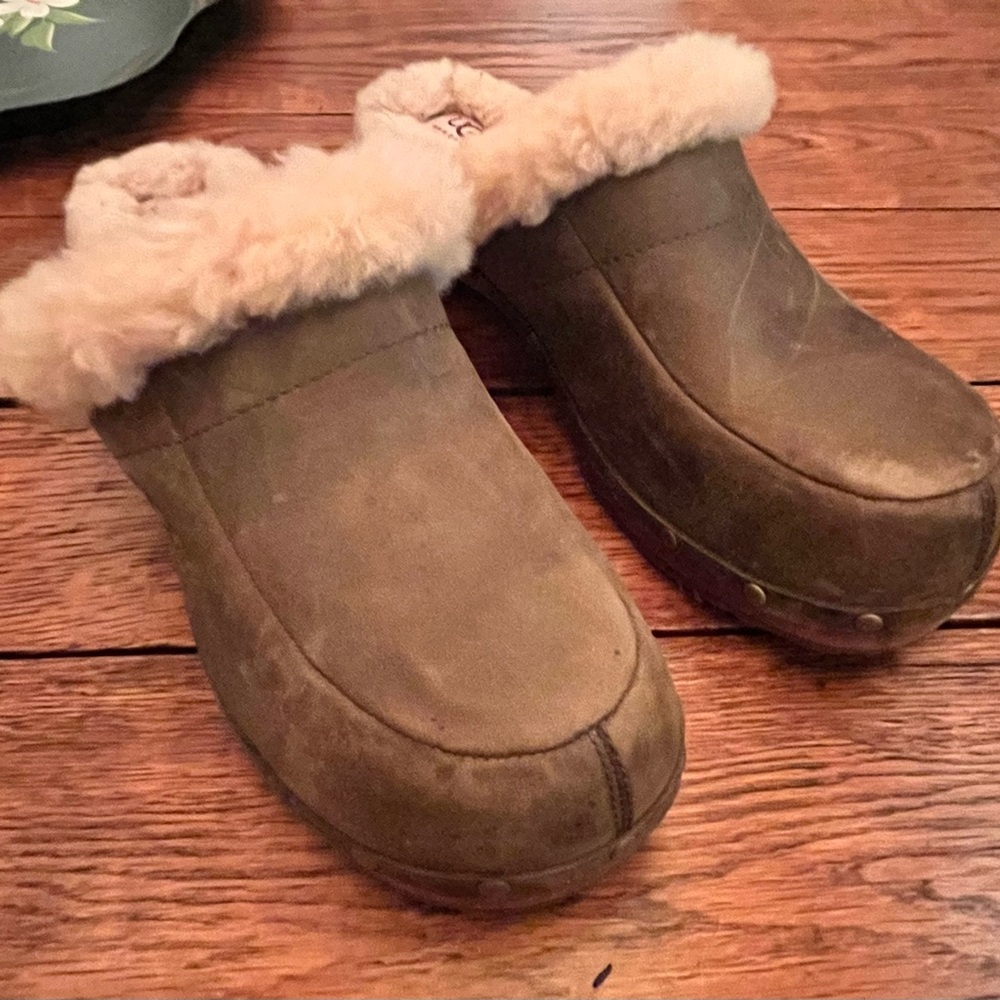 UGG Australia Women's Size 10 Sheepskin Lined Wedge Clogs - Brown